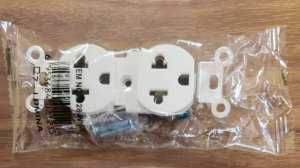 TOMA CORRIENTE DOBLE--15A/120VBLANCO-Q7-LUMINA