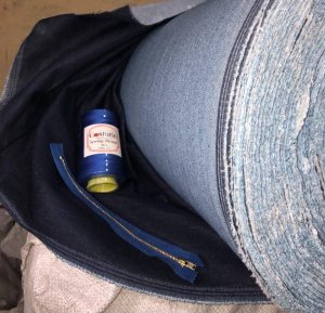 TEJIDO DE MEZCLILLA LISO DE 4.5 OZ/YD2, 150CM ANCHO. (E-10/22)