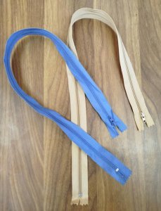 ZIPPER PLASTICO #3, 100% POLIESTER, 22"DE LARGO, COLOR CAFE LATTE. (BOLSAS DE 100 UNIDADES