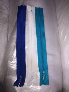 ZIPPER PLASTICO #3, 100% POLIESTER, 8"DE LARGO, COLOR AZUL. (BOLSAS DE 100 UNIDADES)