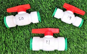 VÁLVULA PLÁSTICA DE PASO DE BOLA DE 1/2" DE DIÁMETRO CON CONECTOR RÁPIDO EN AMBOS EXTREMOS